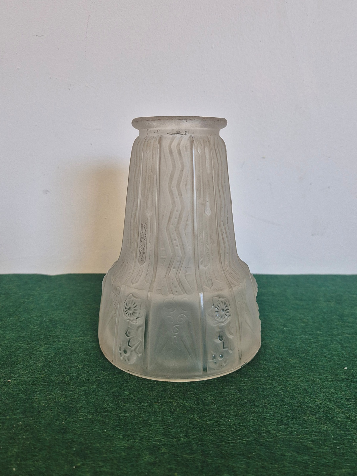 Muller Frères, Luneville | Frosted Art Art Deco lampshade | France c.1925