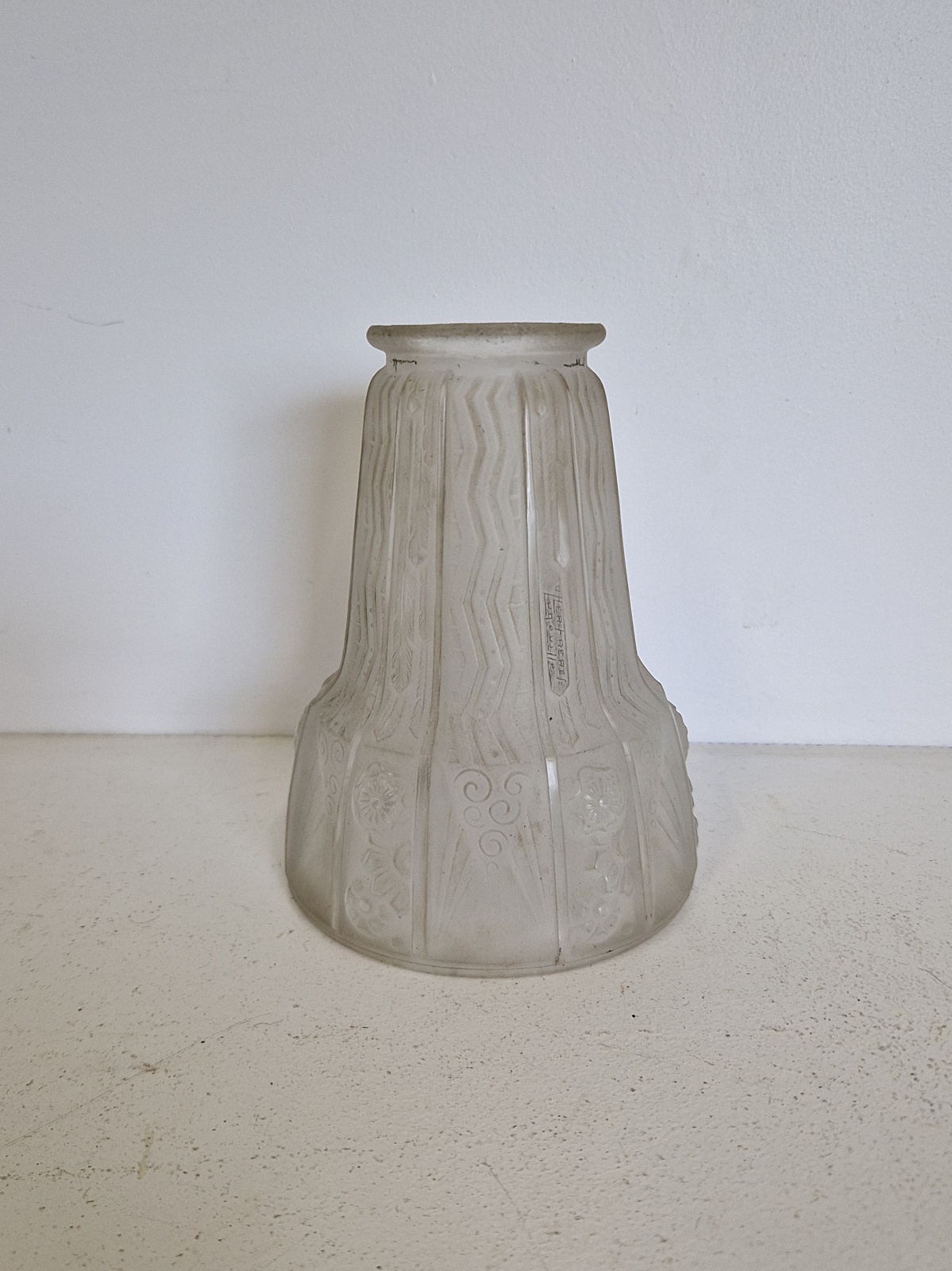 Muller Frères, Luneville | Frosted Art Art Deco lampshade | France c.1925