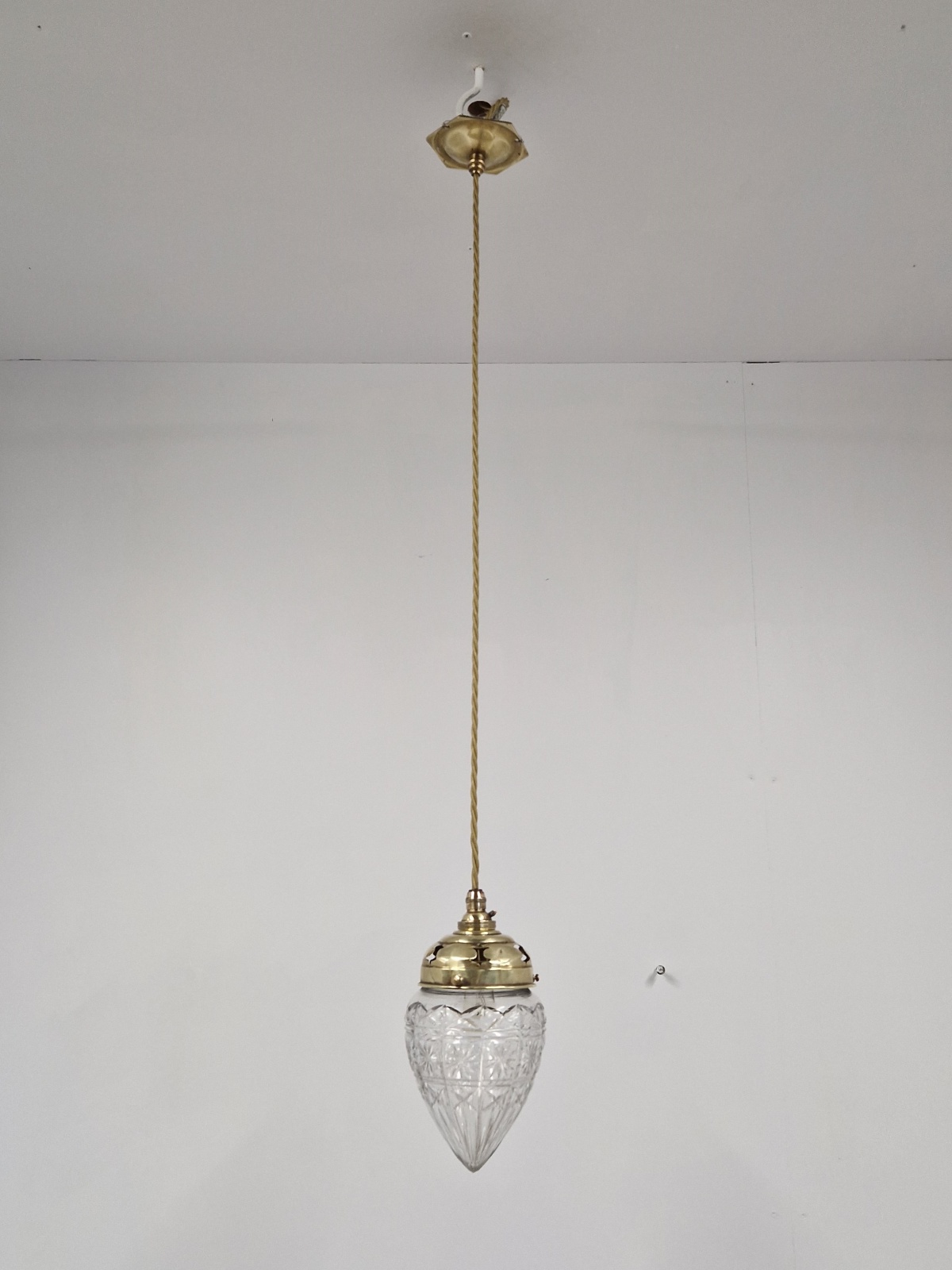 Unsigned | Cut-glass "Pineapple" Pendant Lampshade | England c.1905 - Image 3