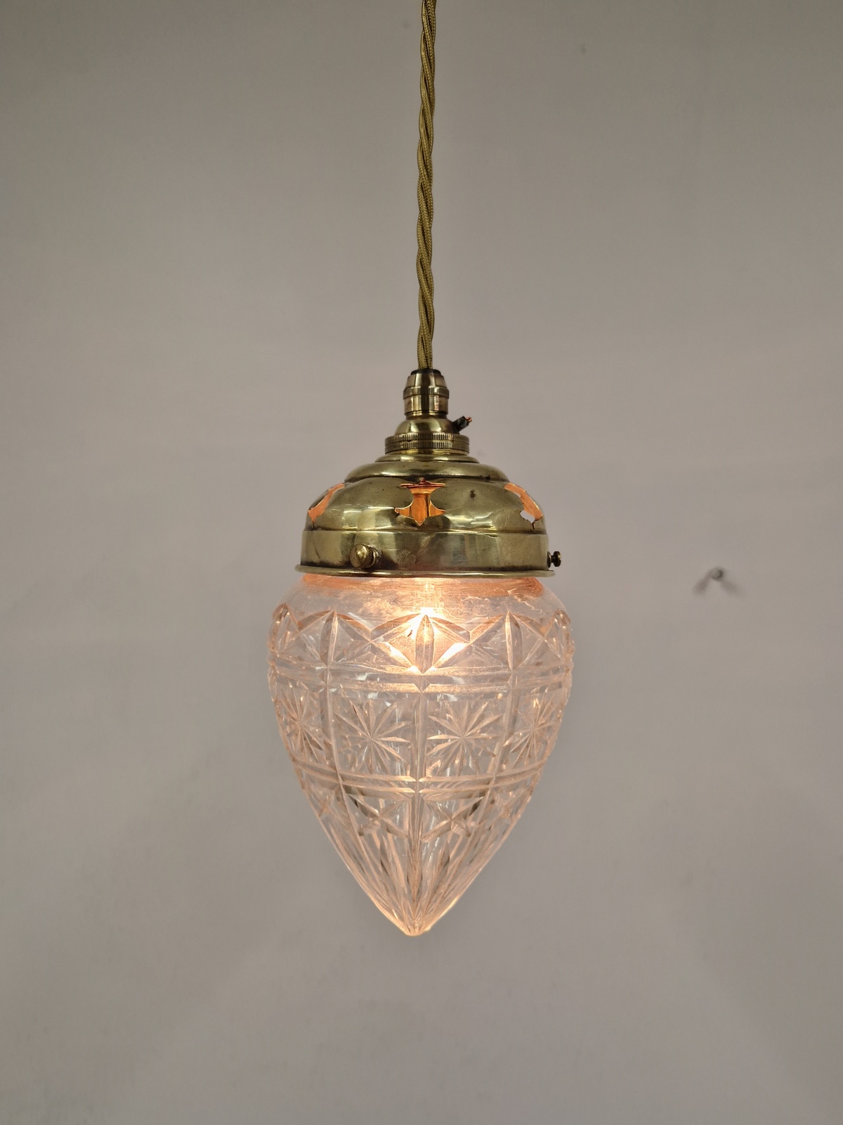 Unsigned | Cut-glass "Pineapple" Pendant Lampshade | England c.1905 - Image 6