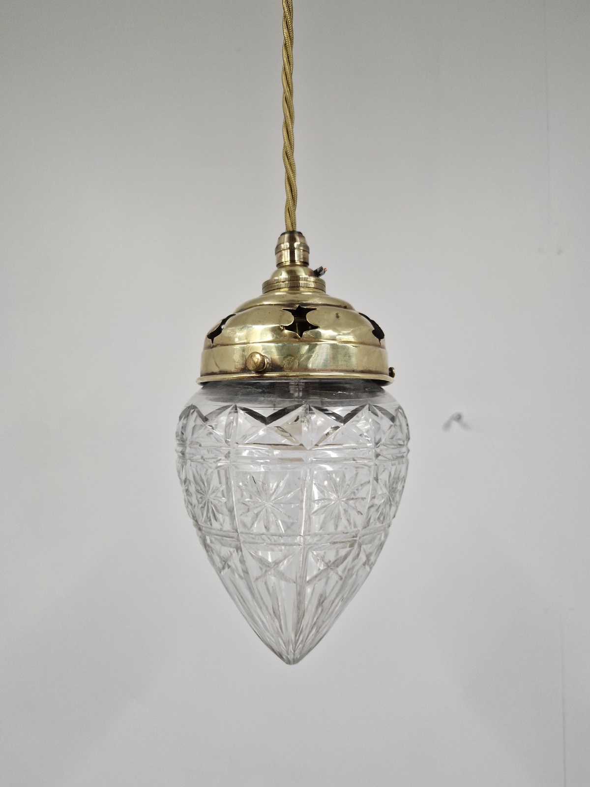 Unsigned | Cut-glass "Pineapple" Pendant Lampshade | England c.1905 - Image 7