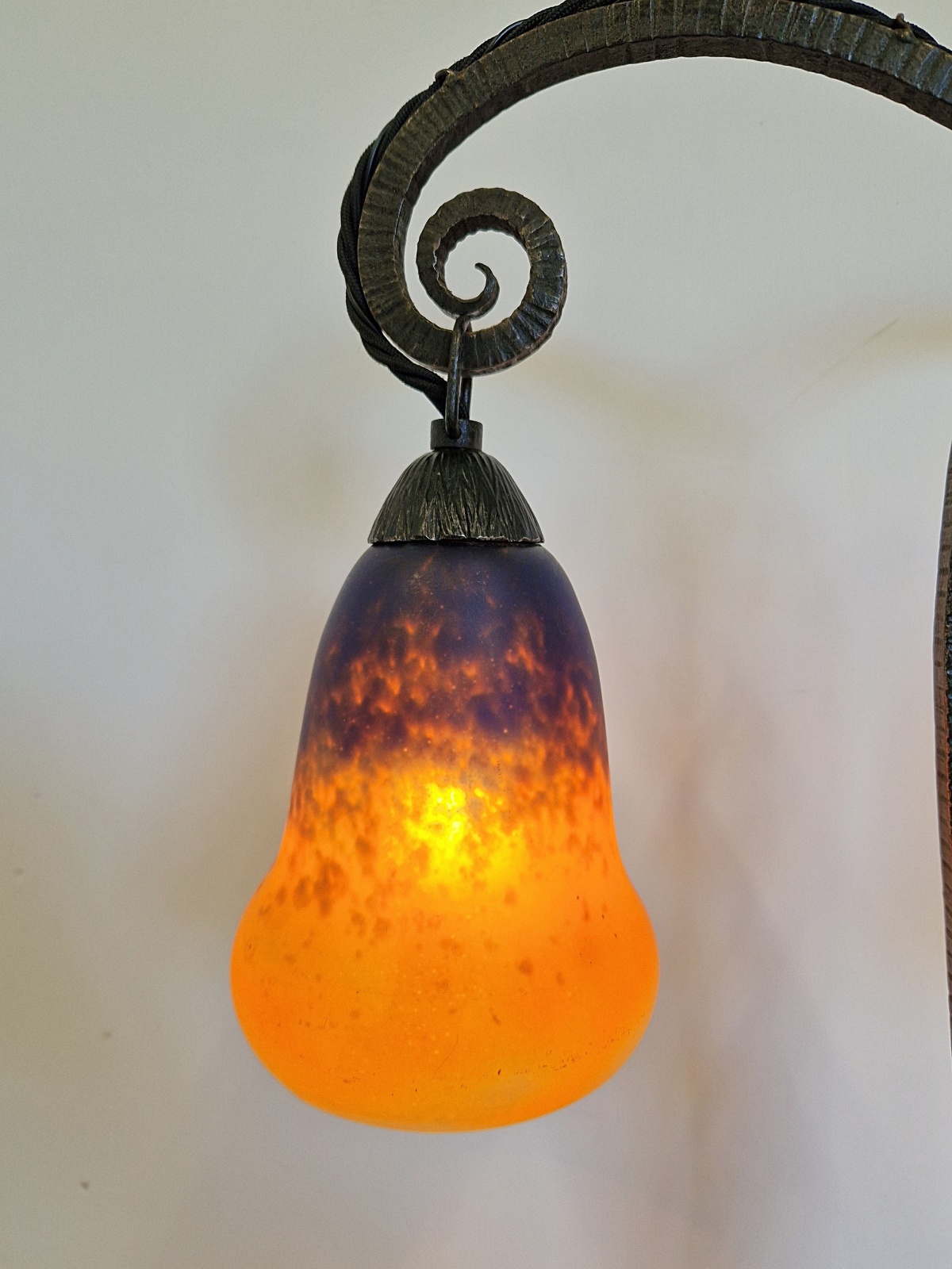 Verreries Charles Schneider | Wrought-Iron Twin-Arm Desk Lamp | France c.1920 - Image 6