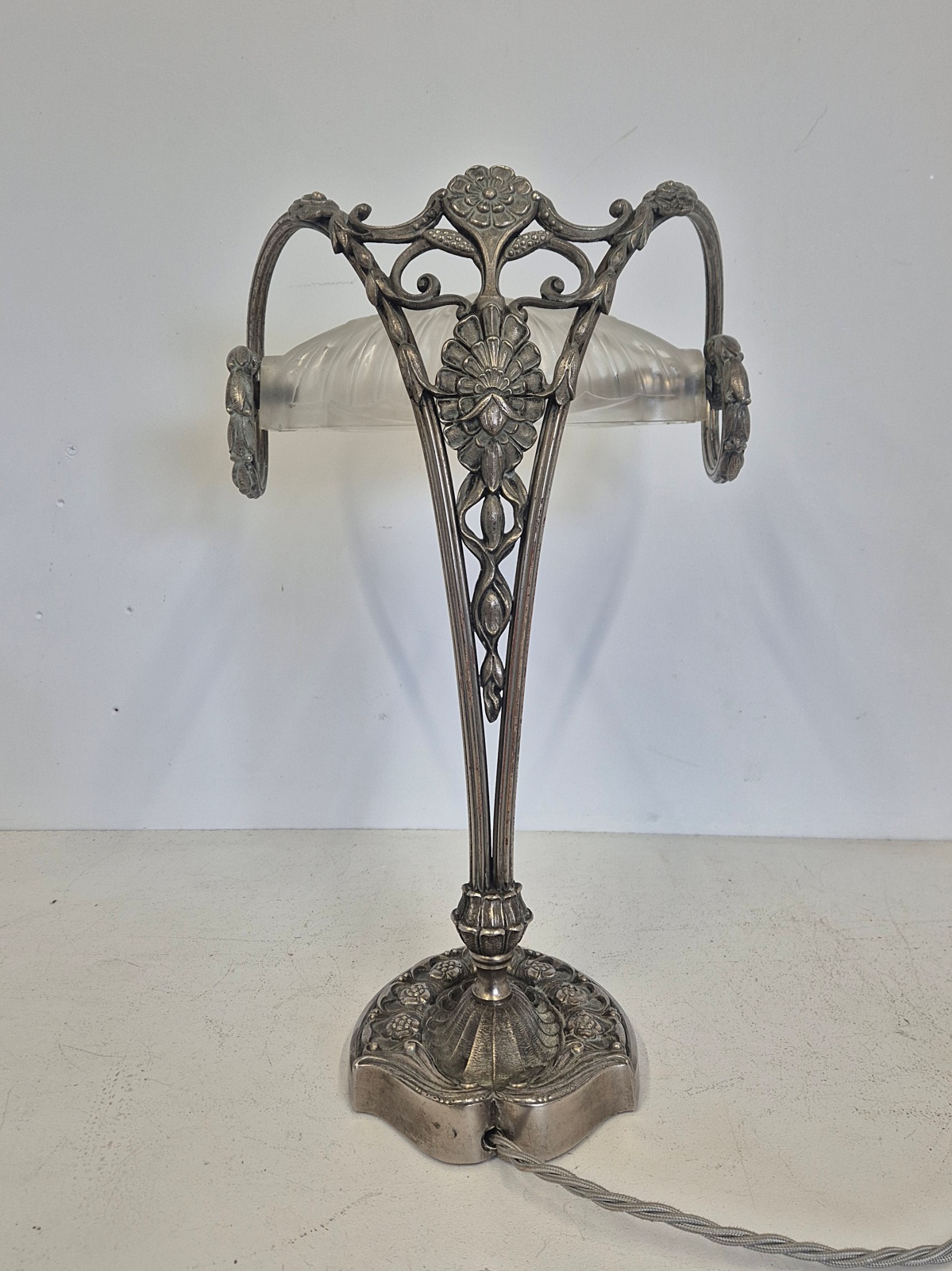 Unsigned | Nickelled-Bronze Art Deco/Neo-Classical Desk Lamp | France c.1925 - Image 8