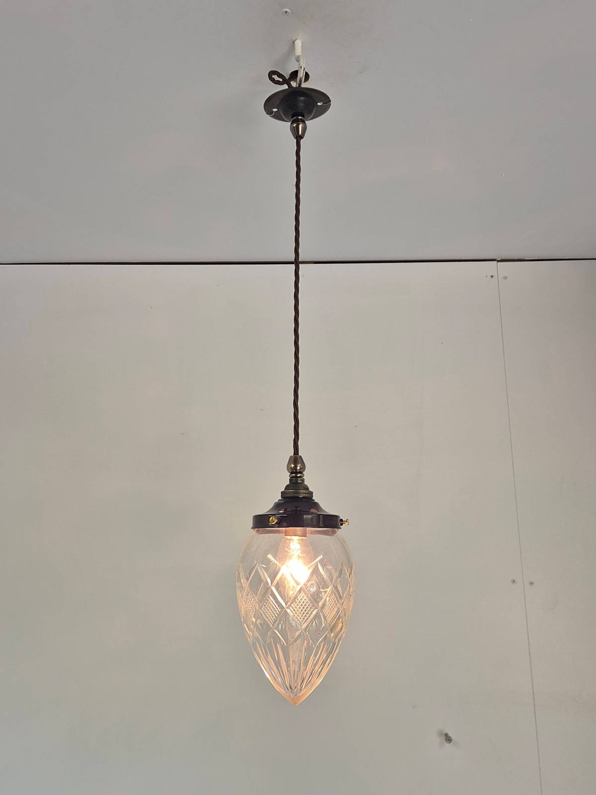 Unsigned | 2 Cut-glass "Pineapple" Pendants | England c.1910-20 - Image 2