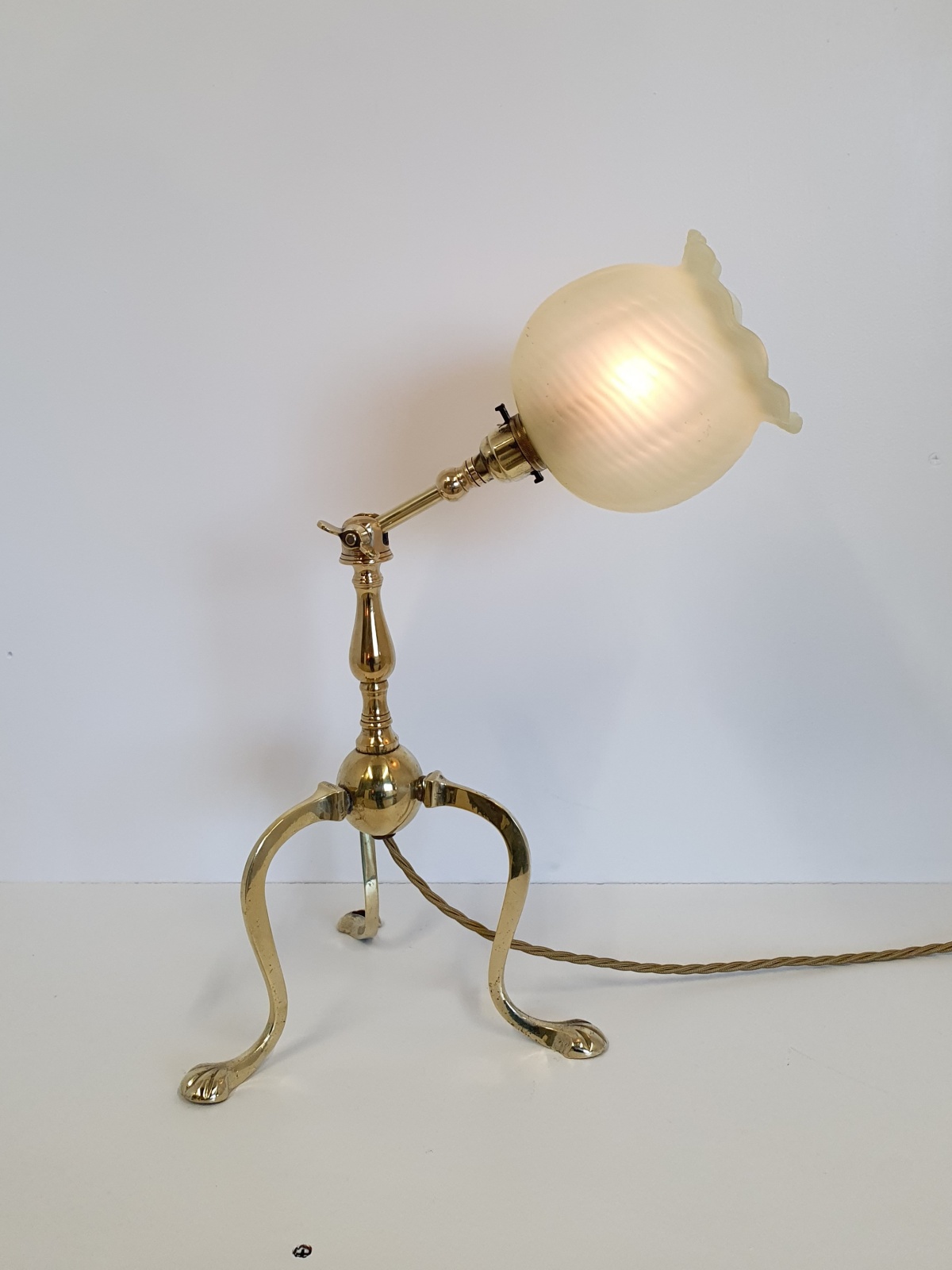 Unsigned | Edwardian Tre-foil Table Lamp | England c.1900 - Image 4