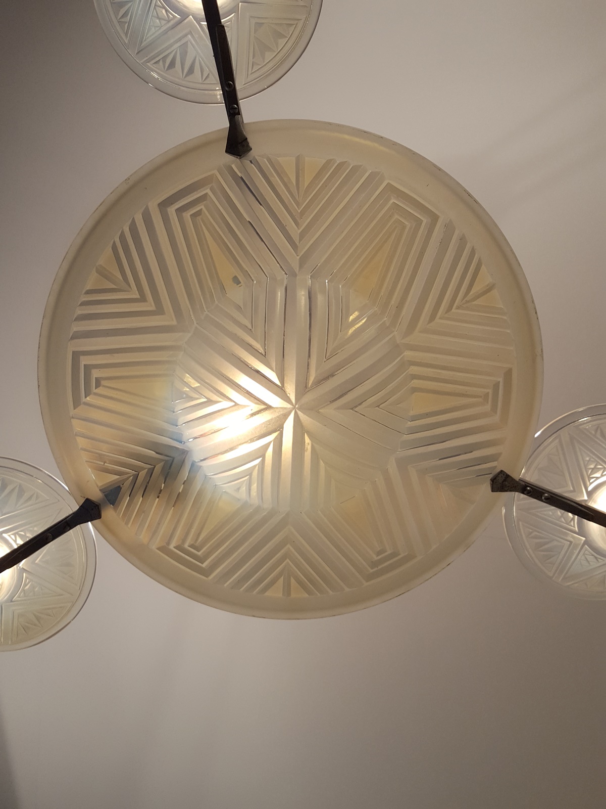 Pierre Maynadier, Paris | Opalescent-Glass Chandelier | France c.1925 - Image 4