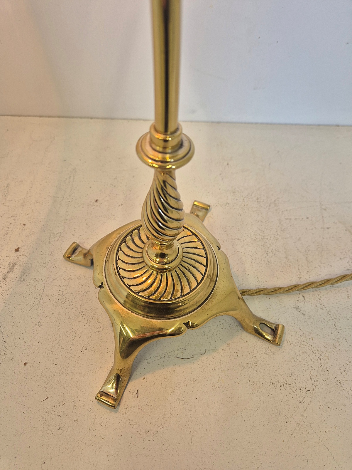Unsigned | Brass "Quatrefoil" Desk Lamp | England c.1905 | SOLD - Image 8