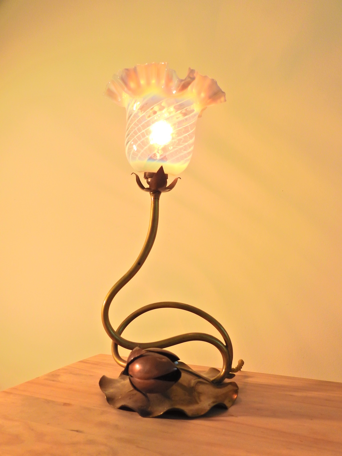Unsigned | Arts & Crafts "Lilypad" Table Lamp | France c.1905 - Image 2