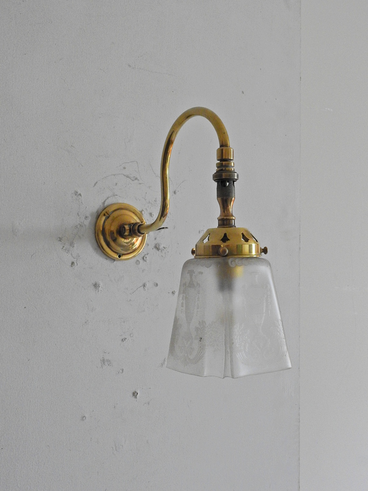 Batterisby | 3 Brass Gas Wall Lights | England c.1905-10 | SOLD - Image 3