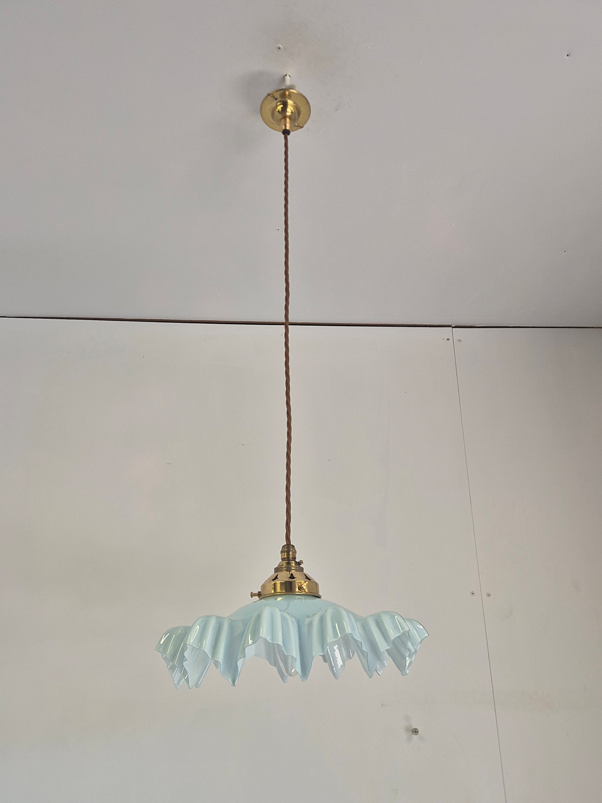 Unsigned | Large Opalescent 'Coolie' Pendant | France c.1920-25 - Image 5