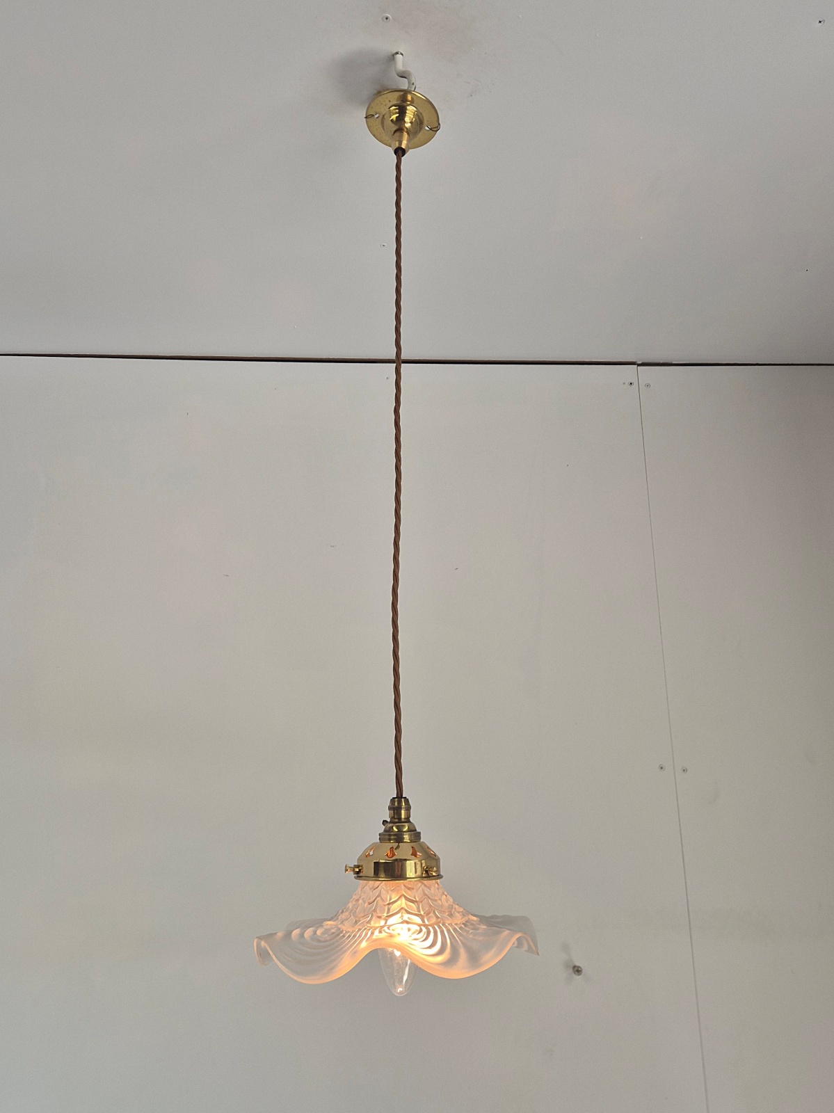 Unsigned | Smal Pearlescent 'Coolie' Pendant | France c.1920-25 - Image 2