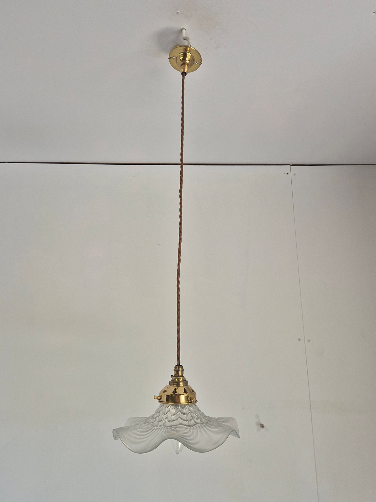 Unsigned | Smal Pearlescent 'Coolie' Pendant | France c.1920-25 - Image 3