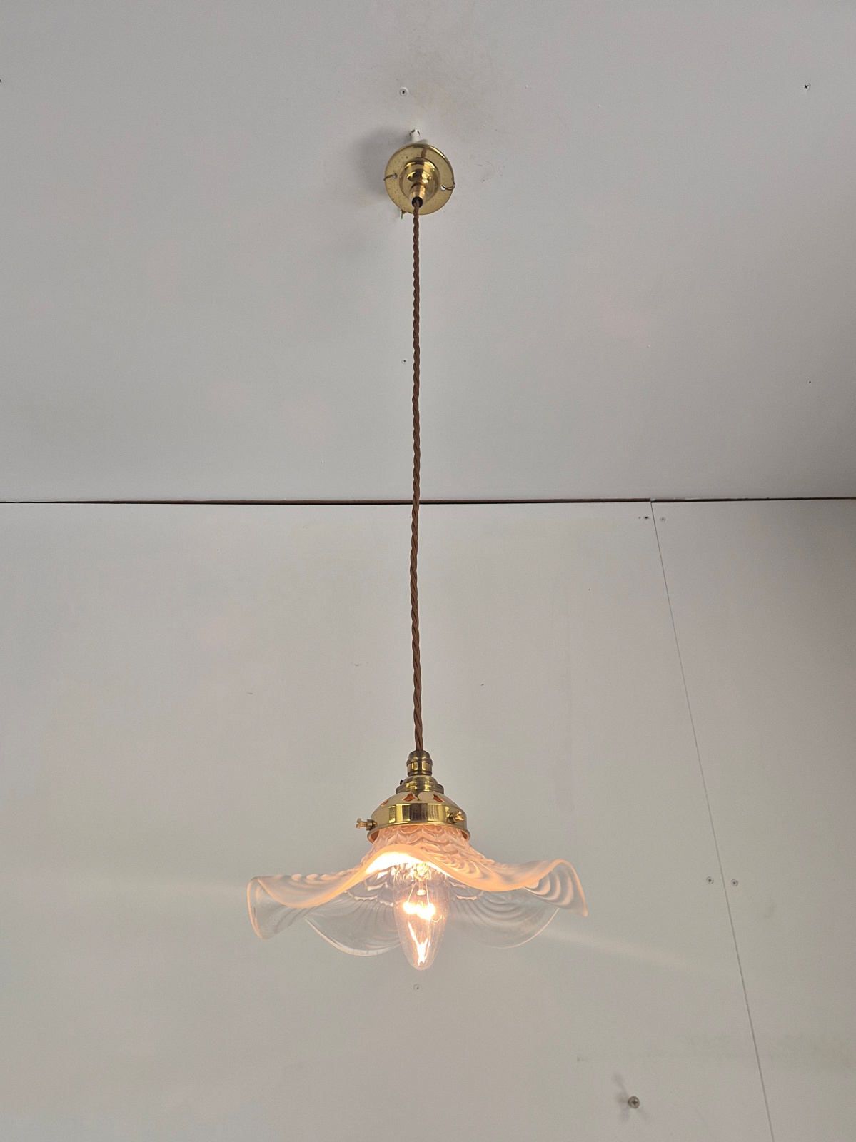 Unsigned | Smal Pearlescent 'Coolie' Pendant | France c.1920-25 - Image 4