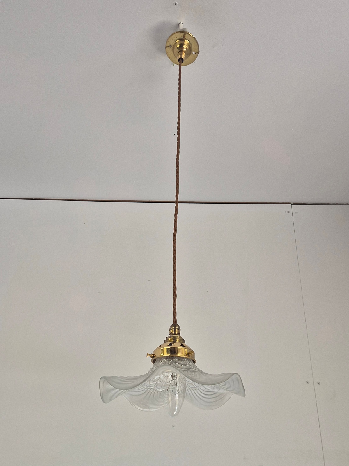 Unsigned | Smal Pearlescent 'Coolie' Pendant | France c.1920-25 - Image 5