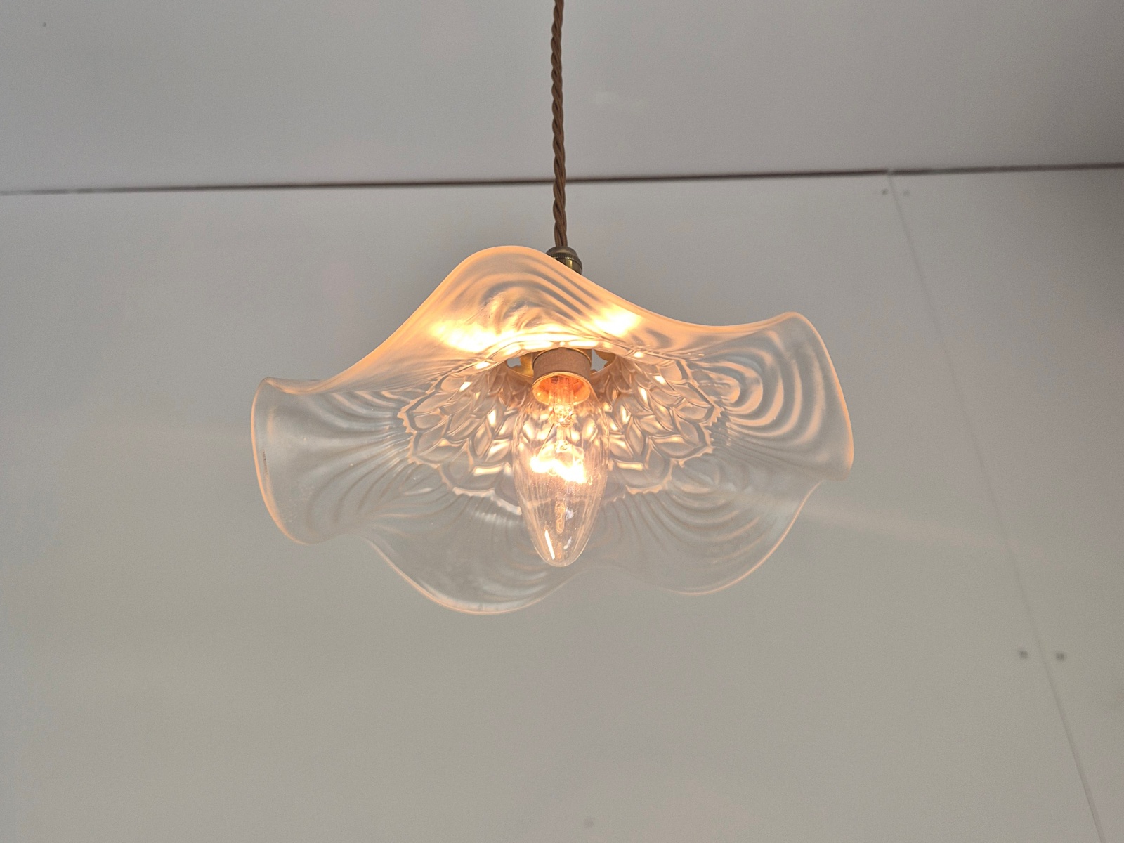 Unsigned | Smal Pearlescent 'Coolie' Pendant | France c.1920-25 - Image 6