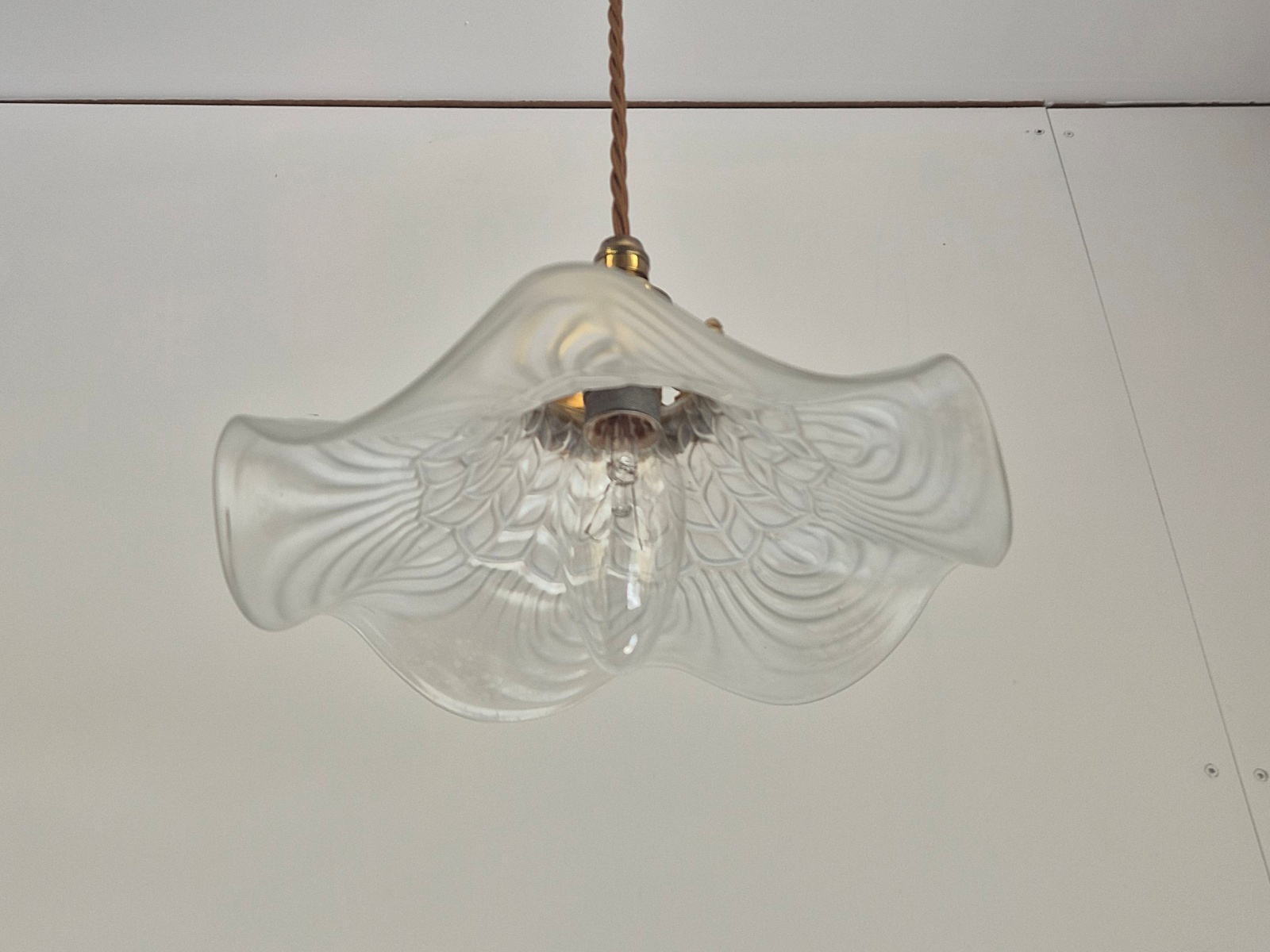 Unsigned | Smal Pearlescent 'Coolie' Pendant | France c.1920-25 - Image 7