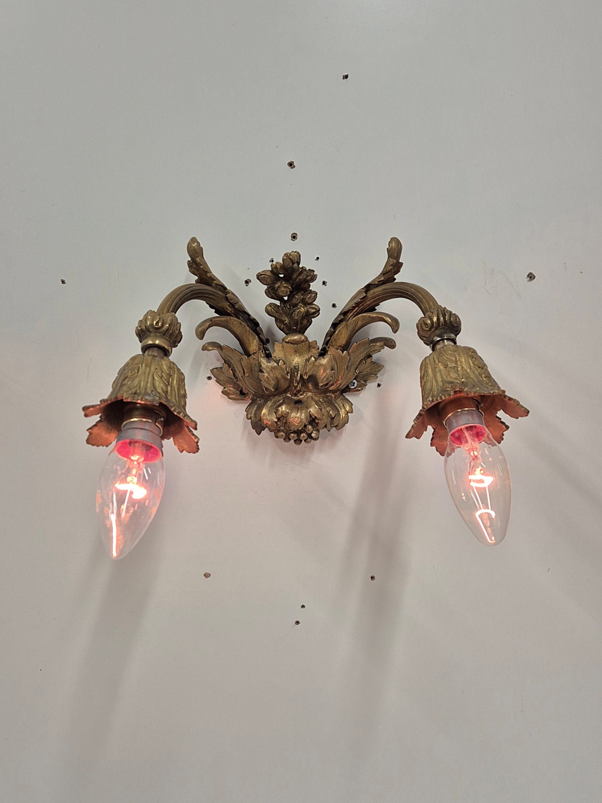 Unsigned | 2 x Pairs (4) Grecian Bronze Twin-Arm Appliques | France c.1900 - Image 2