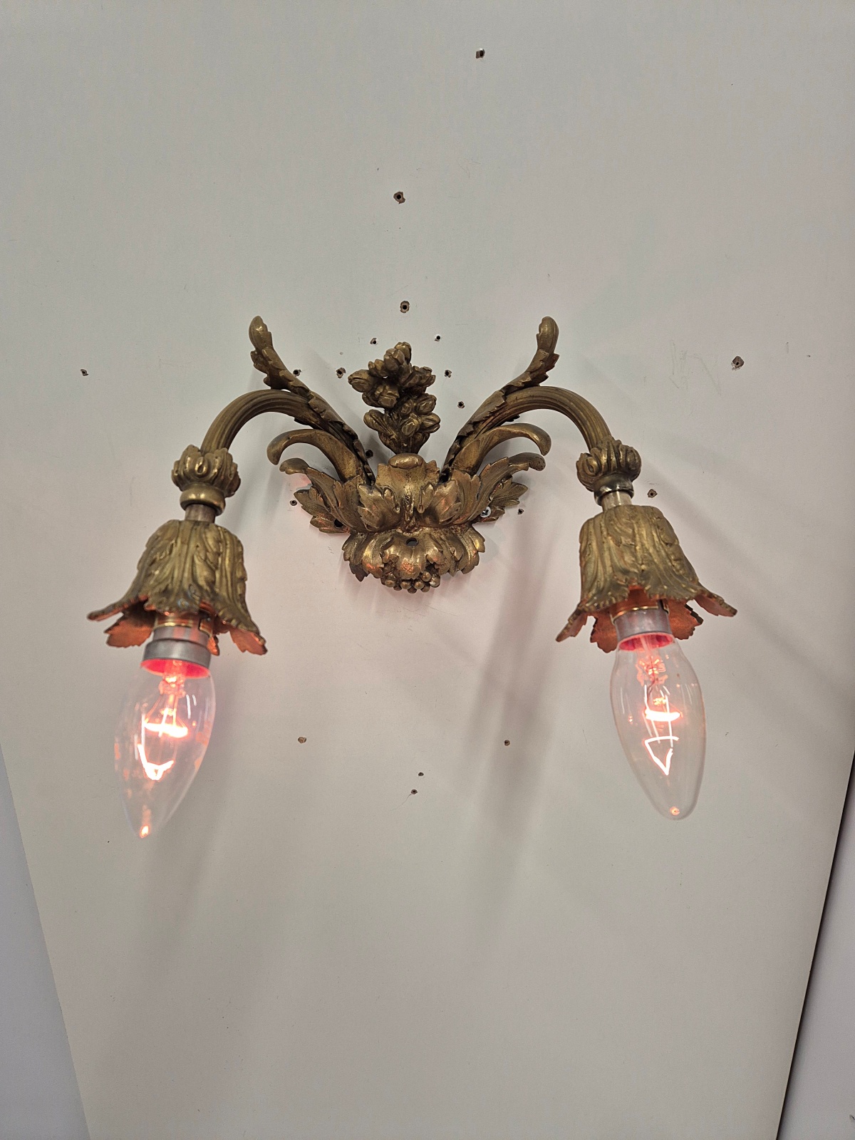 Unsigned | 2 x Pairs (4) Grecian Bronze Twin-Arm Appliques | France c.1900 - Image 4