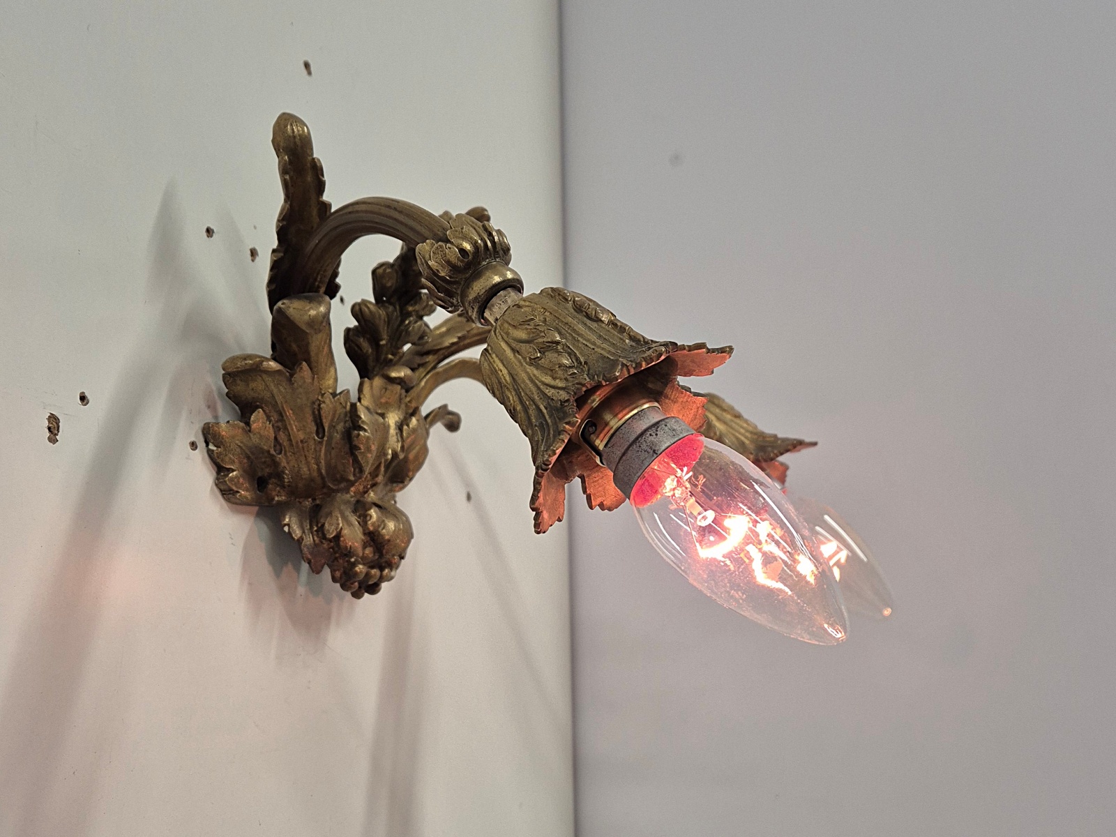 Unsigned | 2 x Pairs (4) Grecian Bronze Twin-Arm Appliques | France c.1900 - Image 5