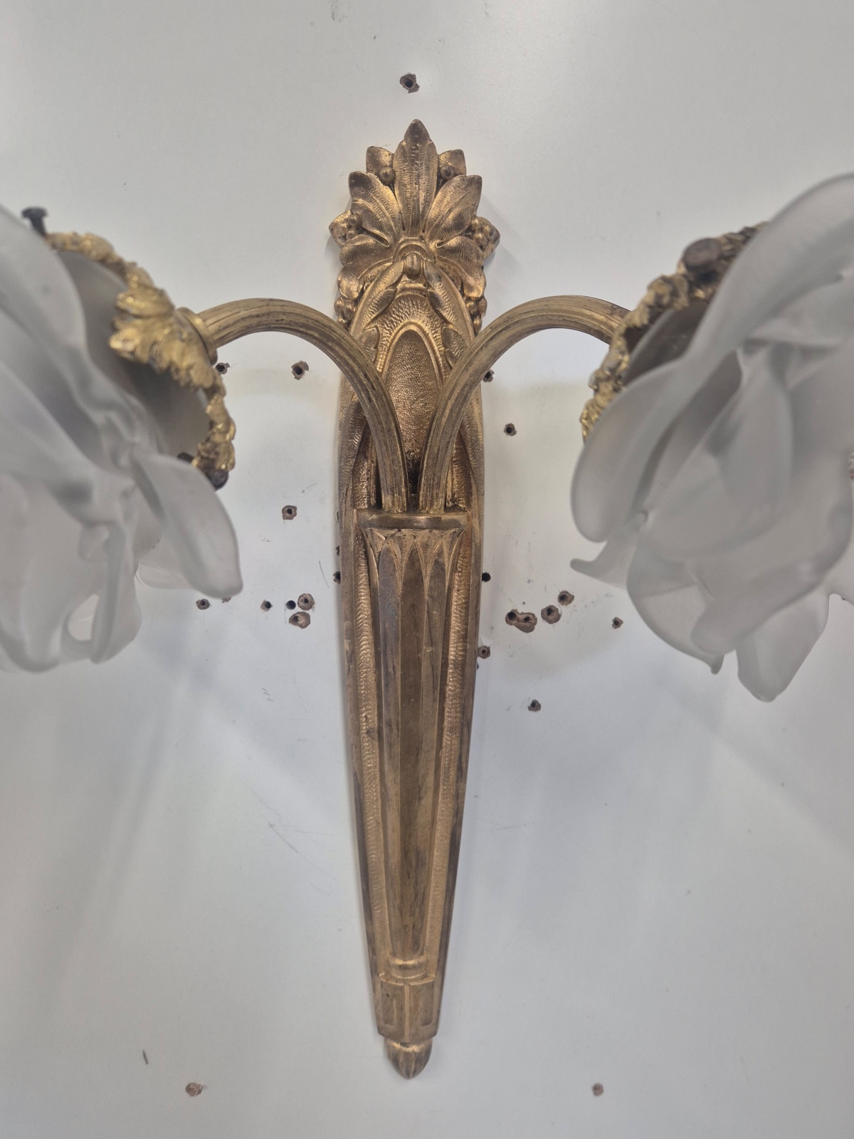 Unsigned | 2 Gilt-brass Twin-Arm Wall Appliques | France c.1920-30 - Image 7