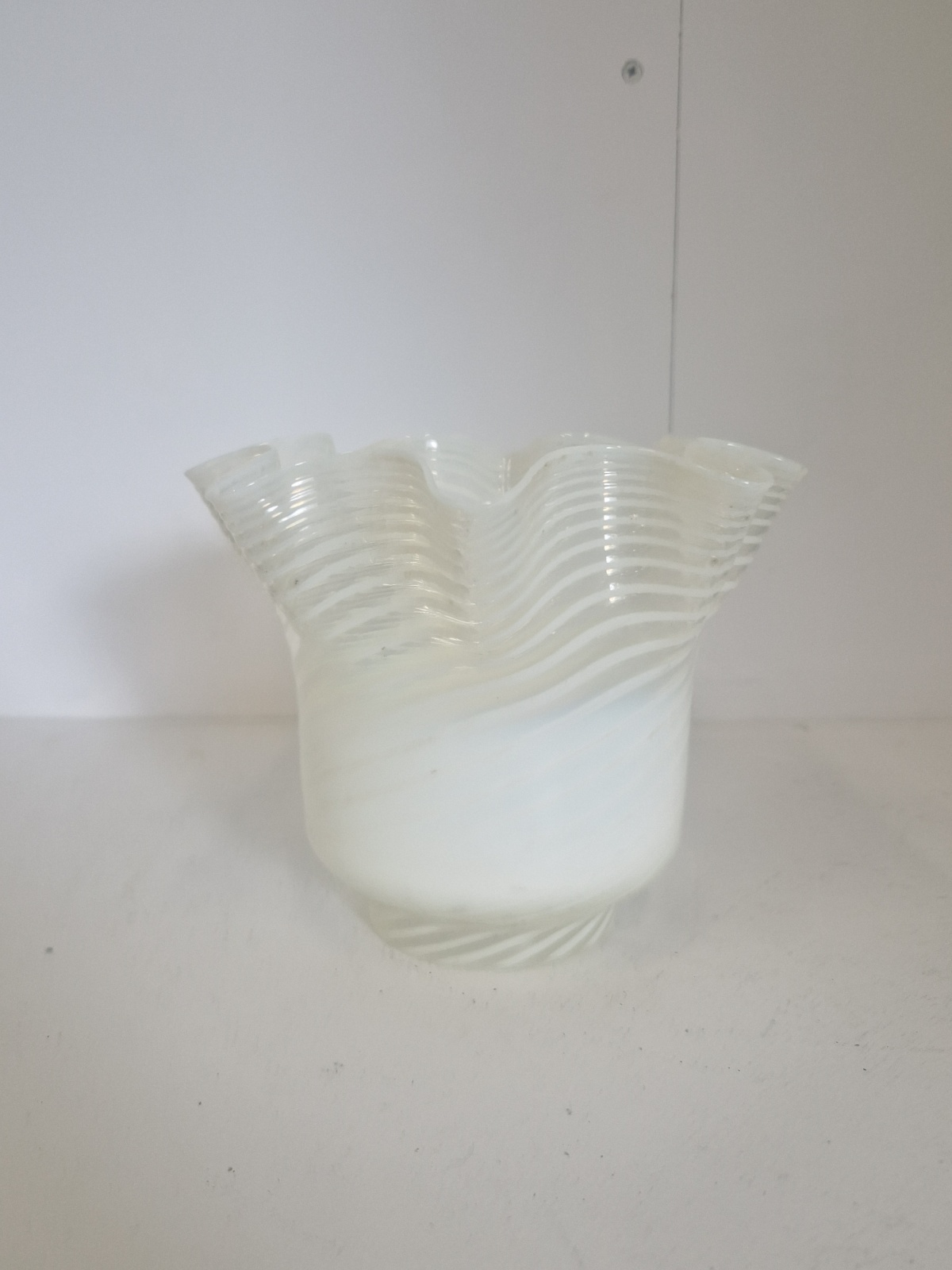 Unsigned | Straw-Opalescent Vaseline Gas Lampshade | English c.1900