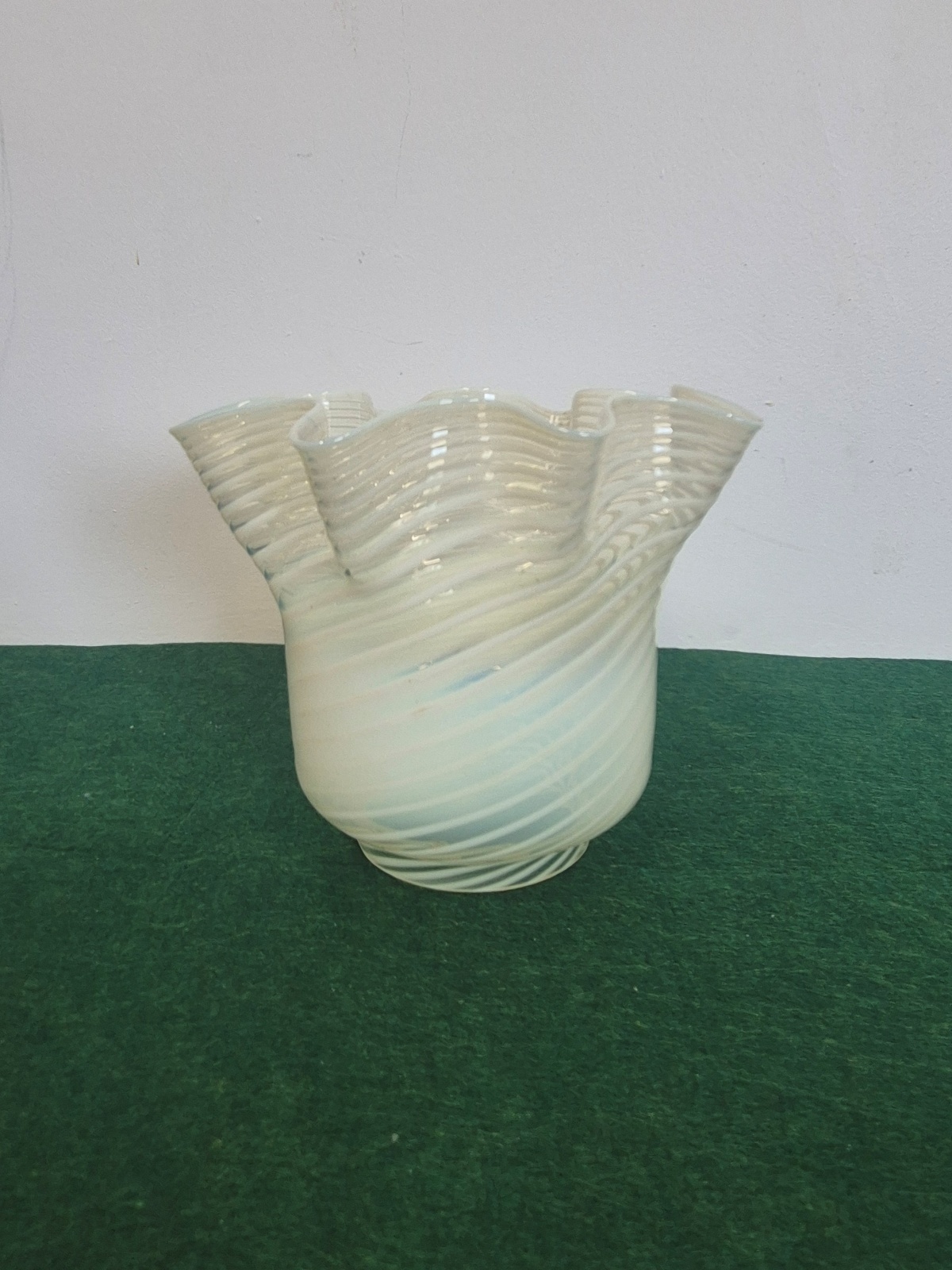 Unsigned | Straw-Opalescent Vaseline Gas Lampshade | English c.1900