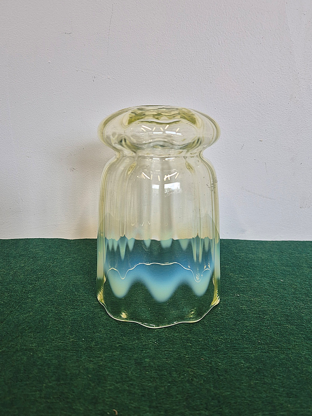 Unsigned | Vaseline Lampshade | England C.1900