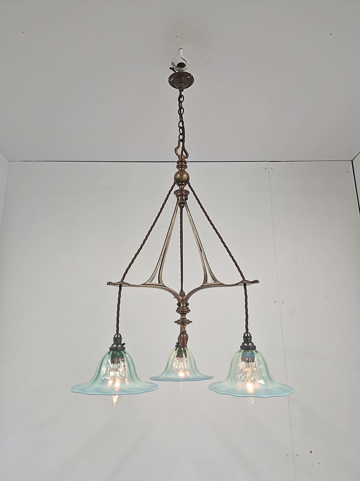 William Whitehouse & Co. Birmingham | Delicate 3-branch Arts & Crafts Electrolier | England 1905 | SOLD - Image 2