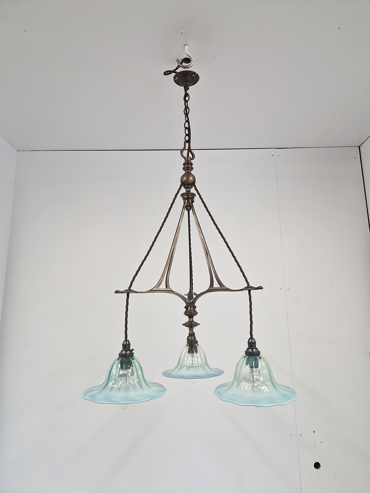 William Whitehouse & Co. Birmingham | Delicate 3-branch Arts & Crafts Electrolier | England 1905 | SOLD - Image 3