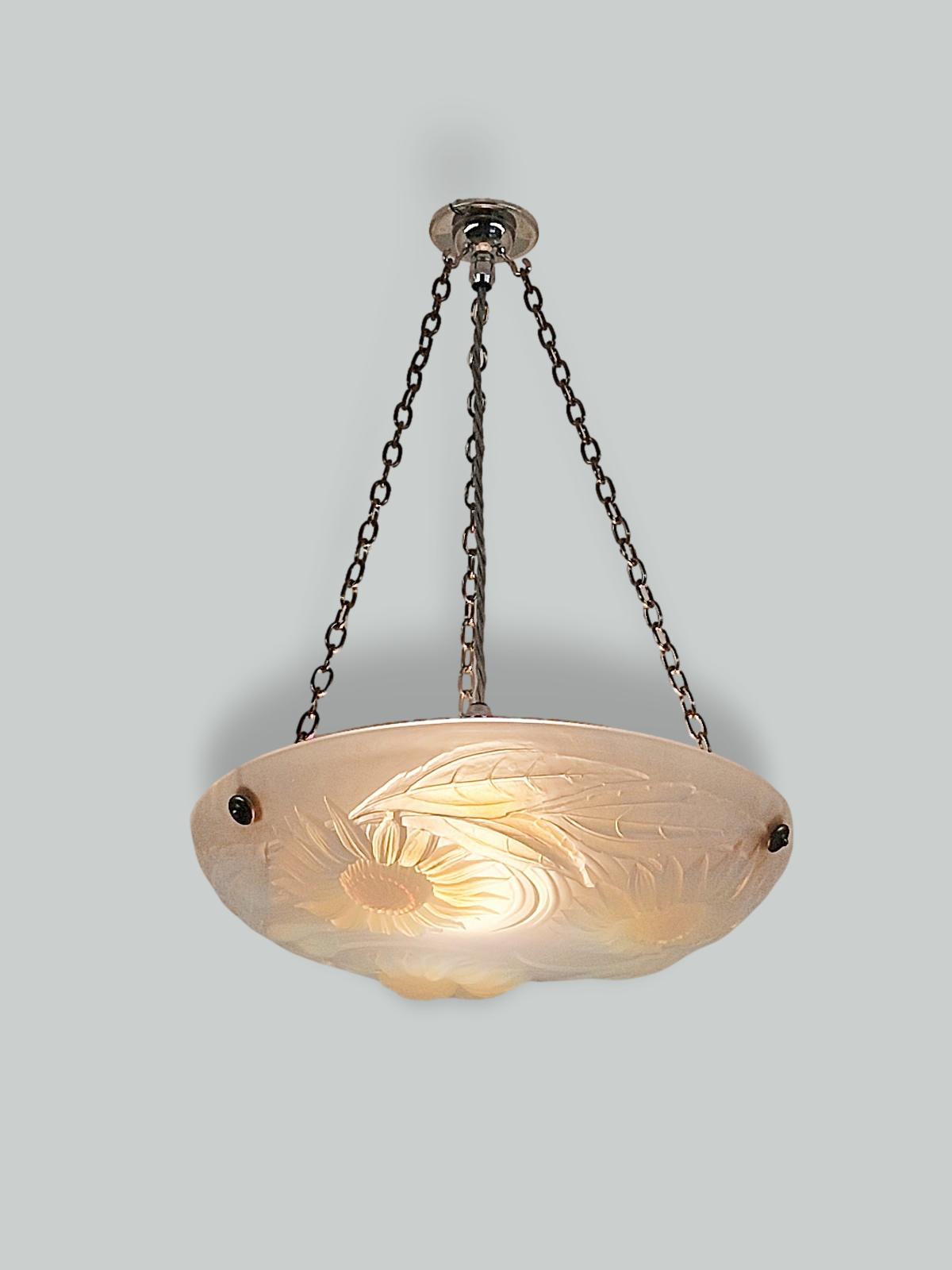 Verriere d'Art Verlys, France | Opalescent glass plafonnier | France c.1930