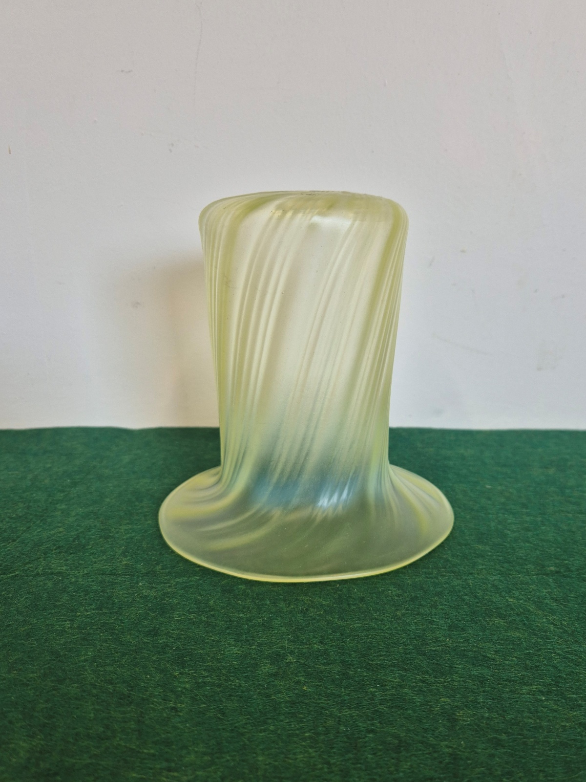 Unsigned | Vaseline "Bell" Lampshade | England c.1900